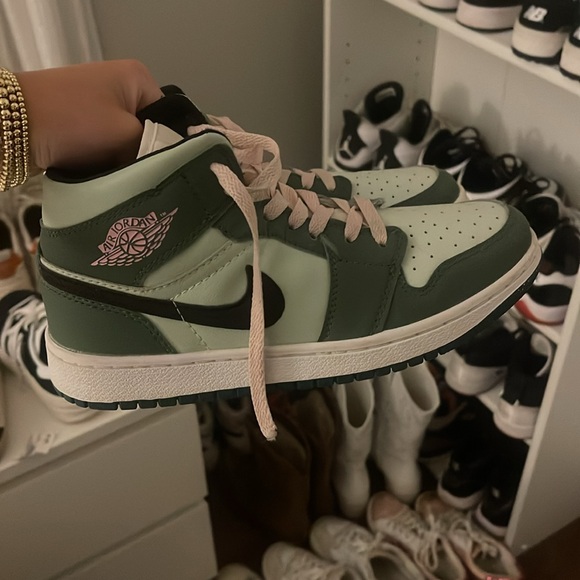 Green Jordan 1 mid - Picture 2 of 2